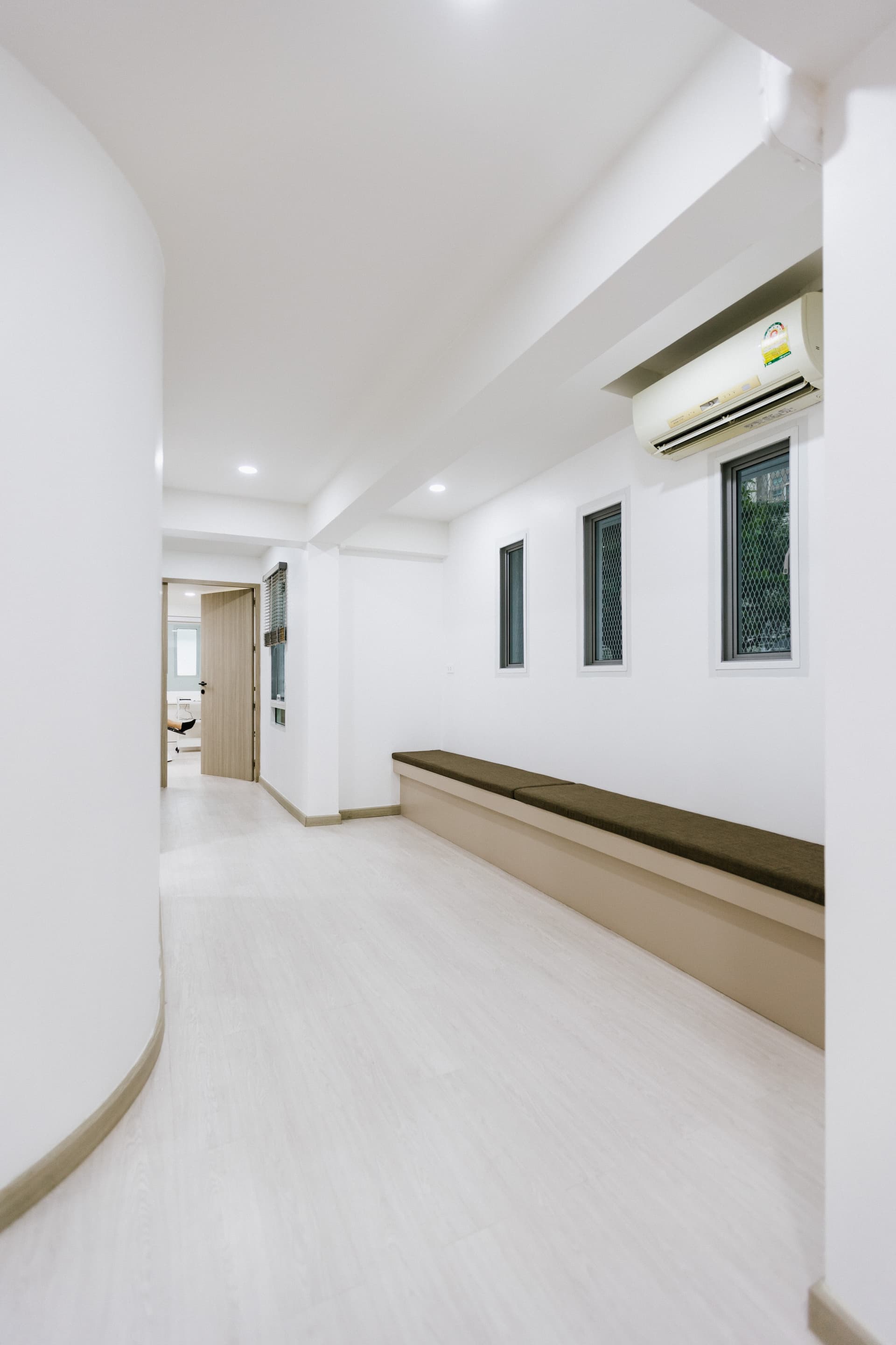 Dental rinse basin and spittoon close-up